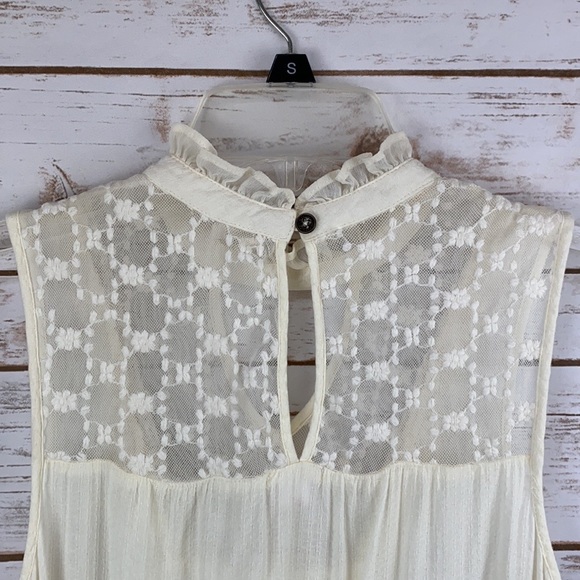 Sleeveless blouse with lace embroidery - Picture 5 of 5